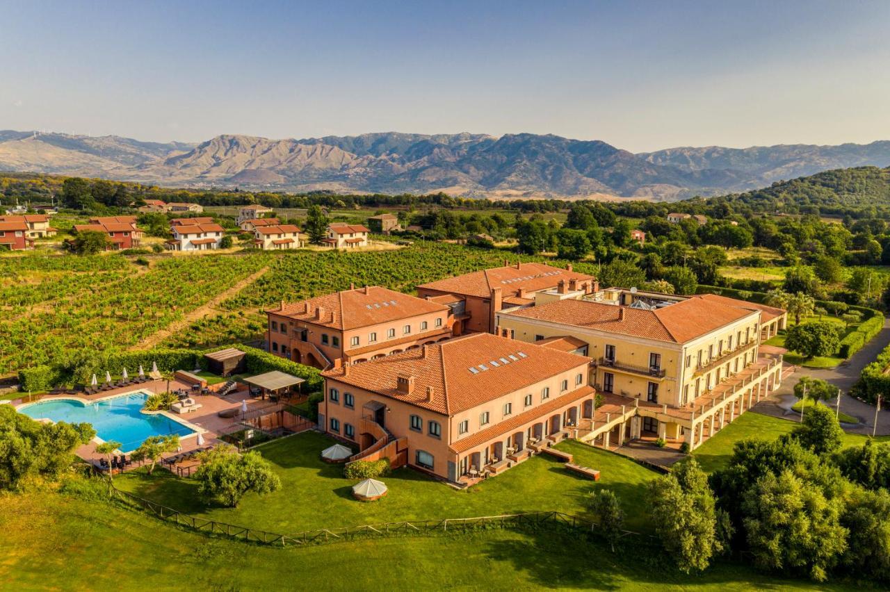 Il Picciolo Etna Golf Resort & Spa Castiglione De Sicilia Exterior photo